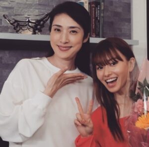 天海祐希は兄も旦那も元夫もおらず孤独？葬儀の曲と家族秘話を解説版